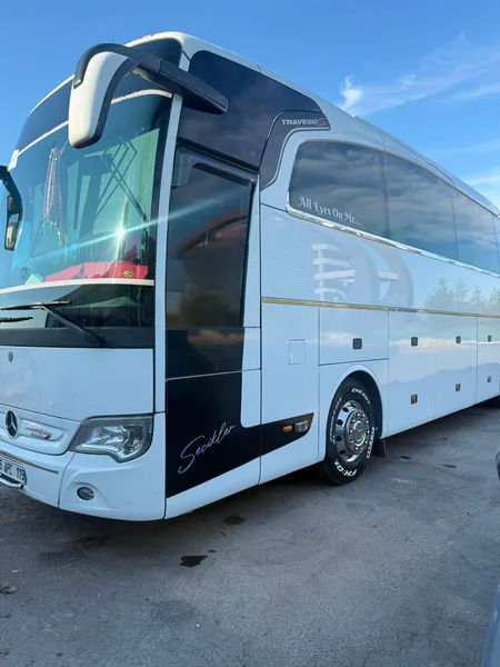 Kiralık Mercedes Travego otobüsün yan profil görünümü