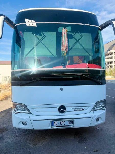 Kiralık Mercedes otobüsün ön görünümü