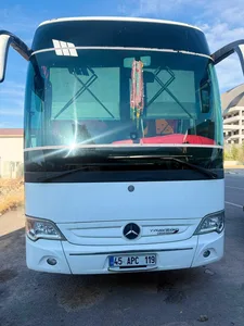 Kiralık Mercedes otobüsün ön görünümü