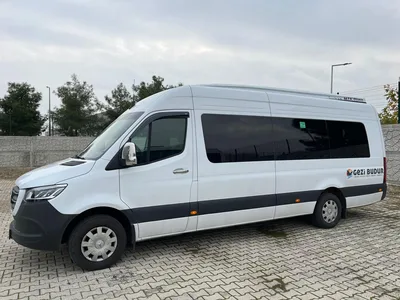 16 kişilik Mercedes Sprinter minibüsün yan görünümü