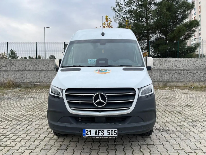 Diyarbakır minibüs kiralama hizmetinde kullanılan Mercedes Sprinter minibüsün ön görünümü