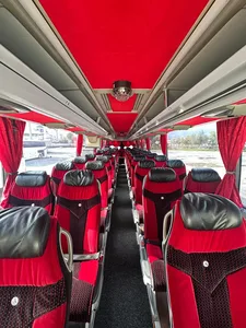 Mercedes Travego otobüsün kırmızı deri koltuklu iç mekanı
