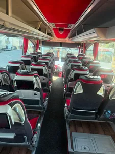 Kırmızı tavan aydınlatmalı otobüs iç koltuk sıraları