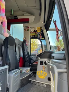 Kiralık otobüsün ön bölümü ve hostes alanı
