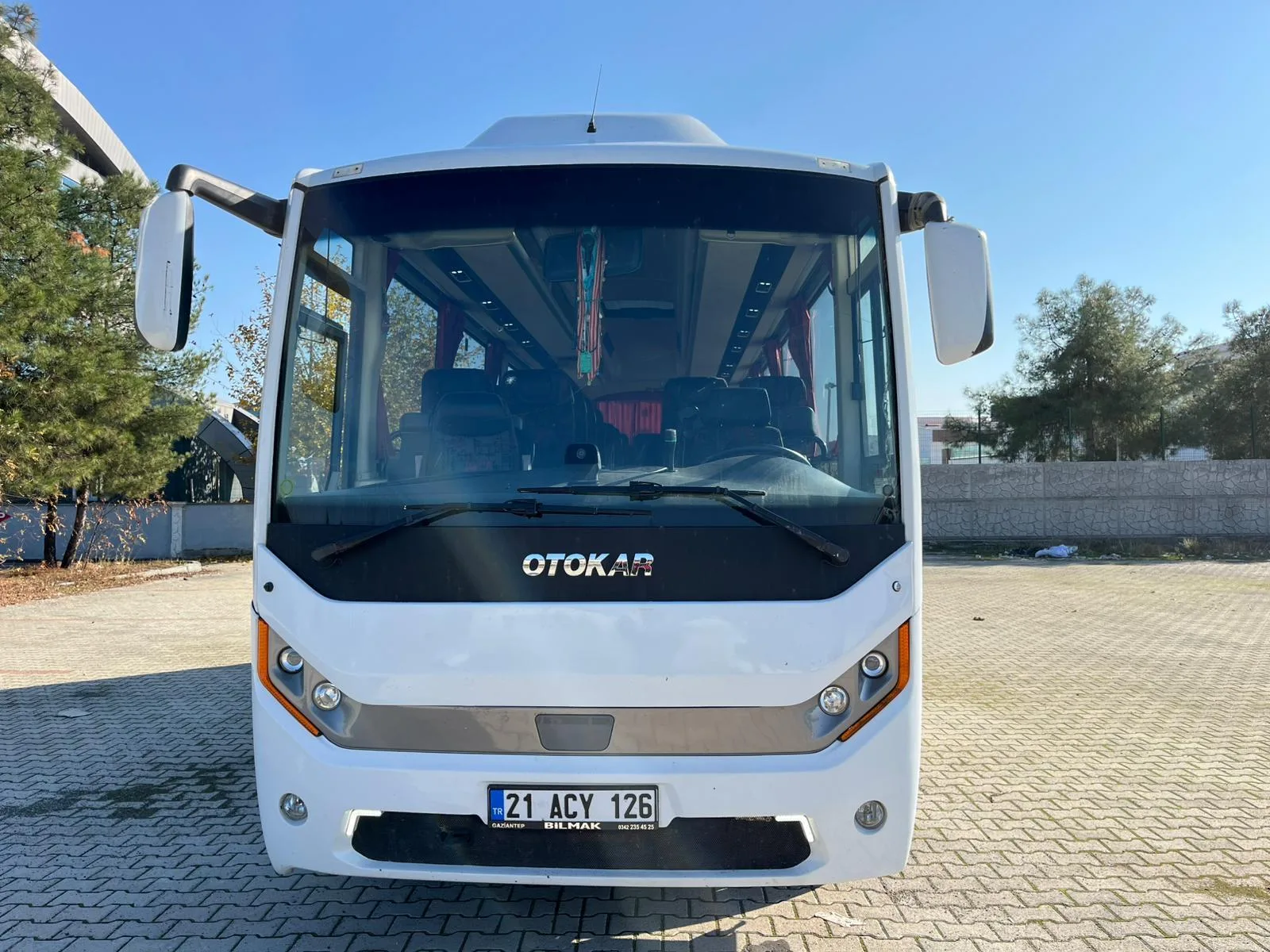 Otokar Sultan marka yarım otobüsün ön görünümü