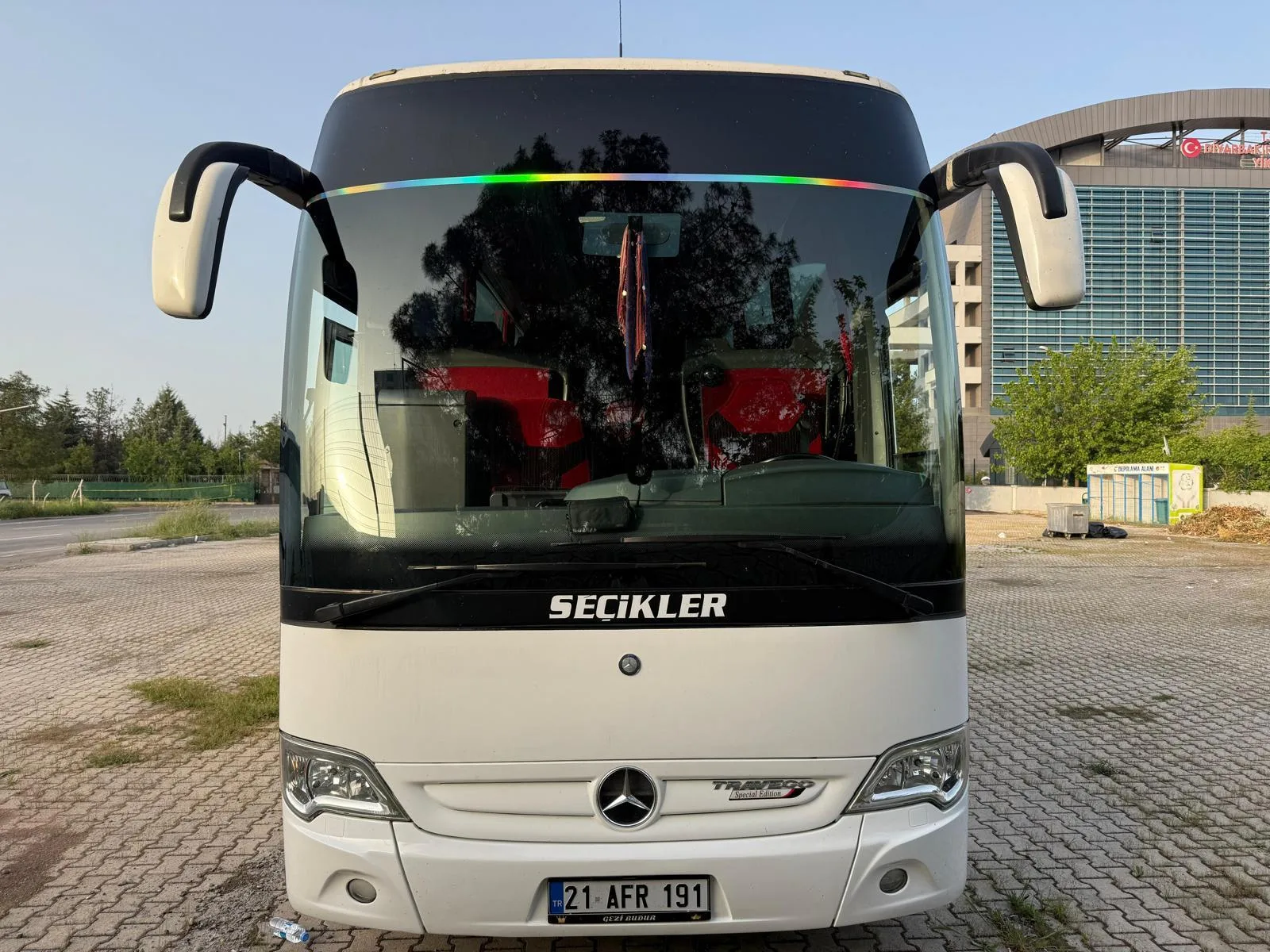 Seçikler Turizm yazılı Mercedes Travego otobüsün ön görünümü