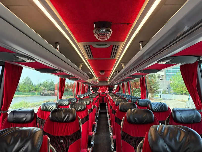 Mercedes Travego otobüsün geniş açılı iç görünümü