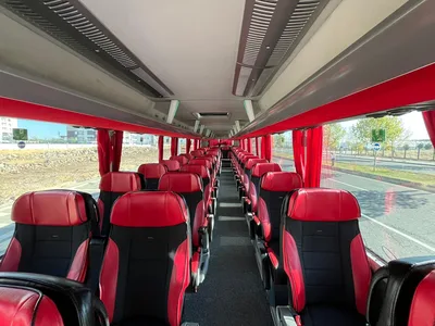 Mercedes Travego otobüsün kırmızı deri koltukları ve iç aydınlatması