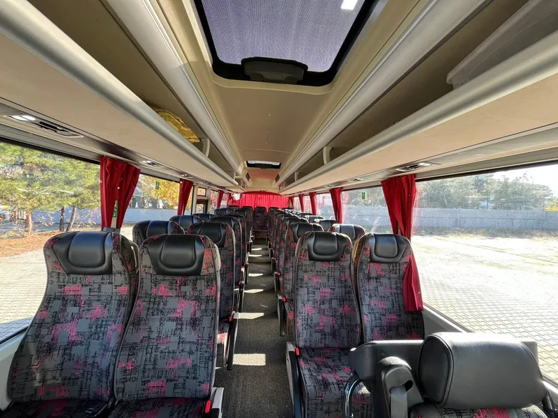 Yarım otobüsün iç mekanı ve koltuk düzeni