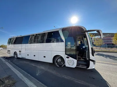 Yolcu kapısı açık şekilde bekleyen kiralık yarım otobüs